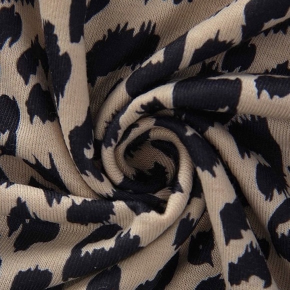 BLOOMING JELLY | Leopard Crewneck T-Shirt - Picture 5 of 5